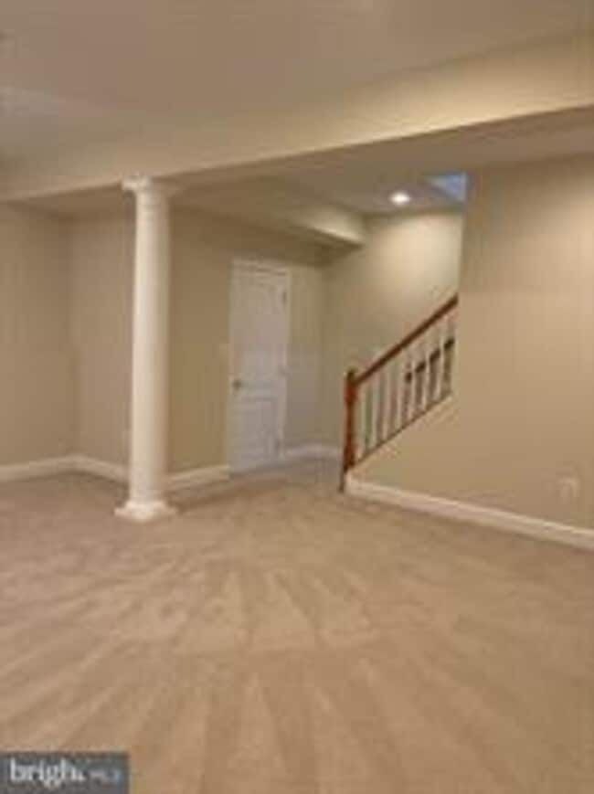 Building Photo - END UNIT TOWNHOUSE WITH 2 CAR GARAGE, 4 BEDROOMS AND 3.5 BATHS..FINISHED REC ROOM