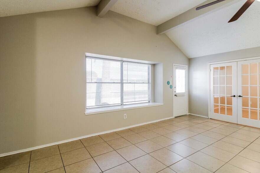 Building Photo - 15503 Boulder Oaks Dr