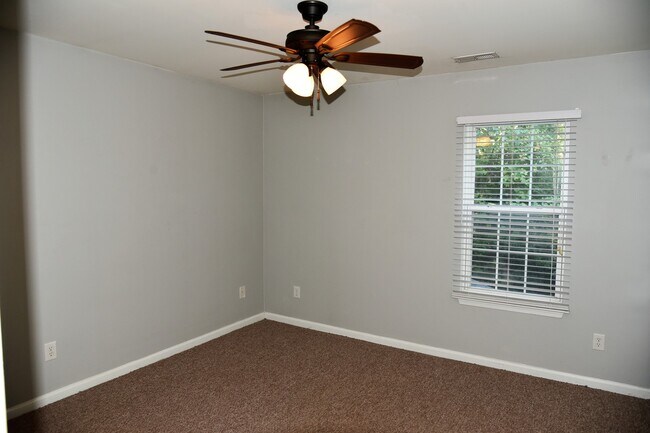 Building Photo - Cozy 4 bedroom home on Hickory Nut!
