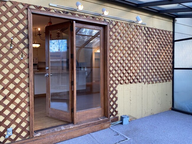 Building Photo - Start a Lease by 12/1 and Receive a $500 R...