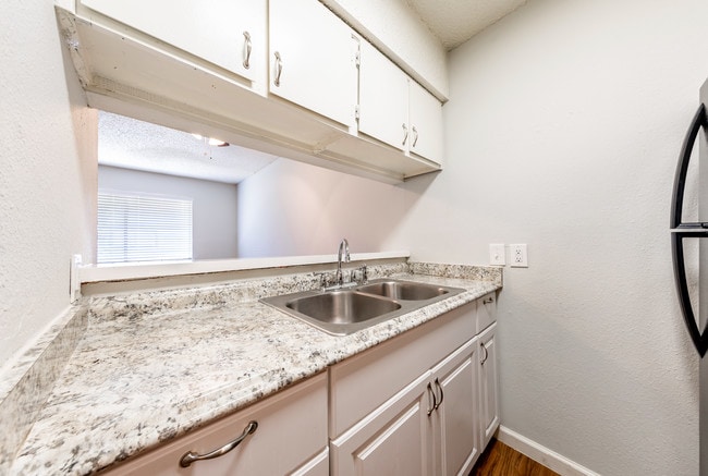 Building Photo - Ektom Apartments