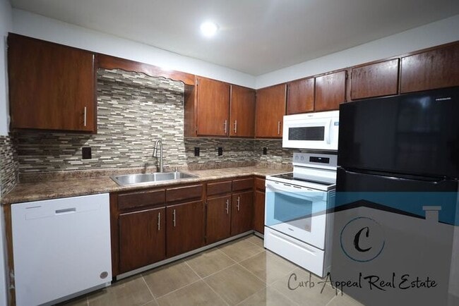 Building Photo - Move in special $700!! Beautiful 2 bed 1 bath house - Bono!