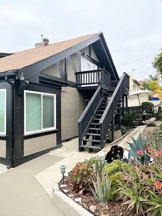 Building Photo - Upstairs 2 Bedroom Apartment with Extra St...