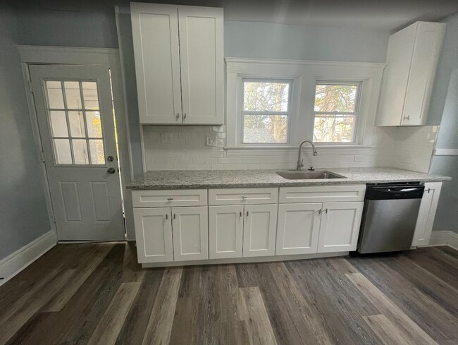 Building Photo - 3235-3257 Oak Rd