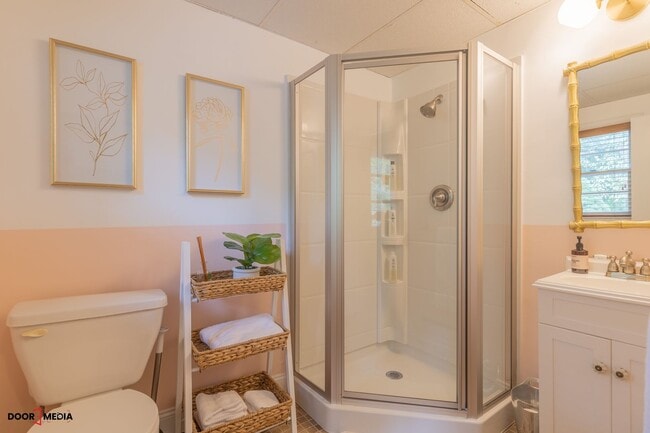 Building Photo - Short Term Furnished Rental -3 Bedroom Spl...