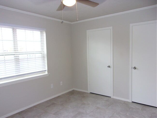 Building Photo - Tara Condos 2 Bed 1 Bath Apt NW 63rd & May...