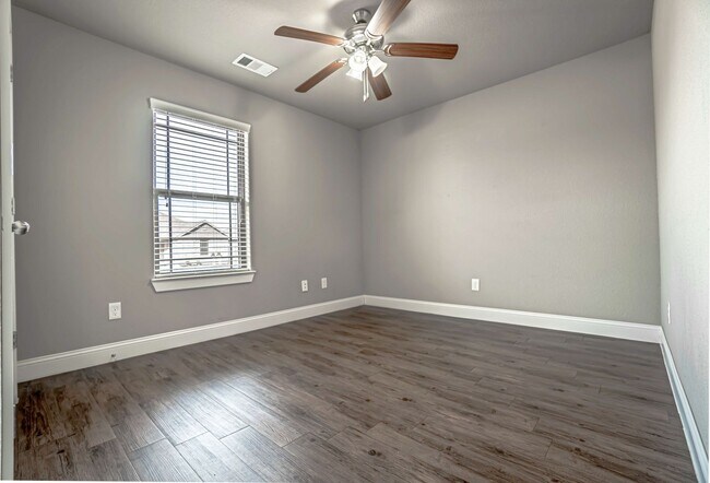 Building Photo - Welcome to the Perfect Bentonville Home!