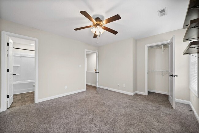 Building Photo - 2 Bedroom Condo For Rent With Community Swimming Pool!