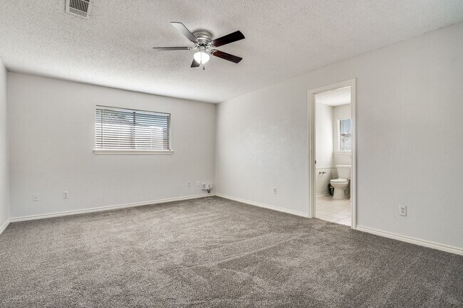 Building Photo - Beautiful 3-Bed, 2.5-Bath Home in Garland – Spacious Layout & Fantastic Amenities!