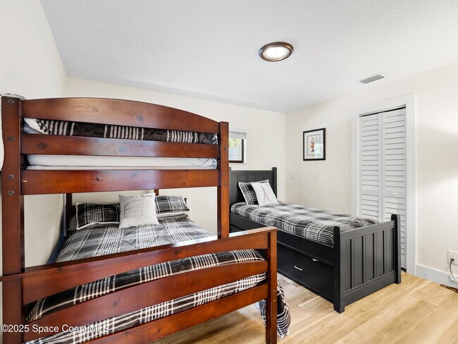 Building Photo - 165 Crispin St