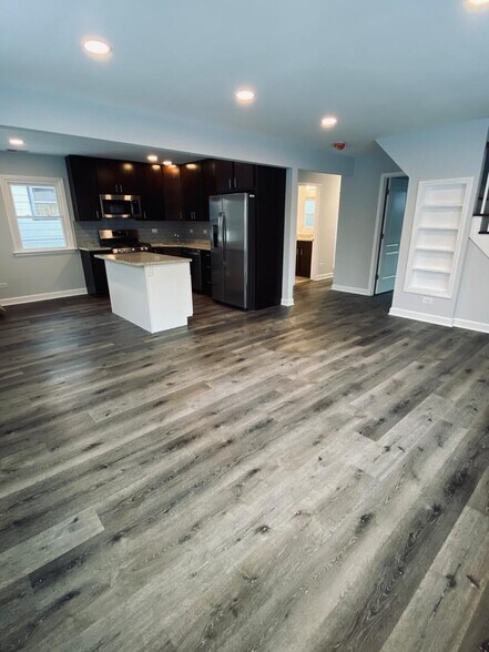 Building Photo - 218 W Pineview Dr