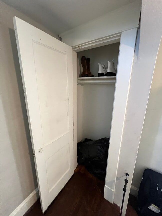 Building Photo - Spacious 4-Bedroom Home