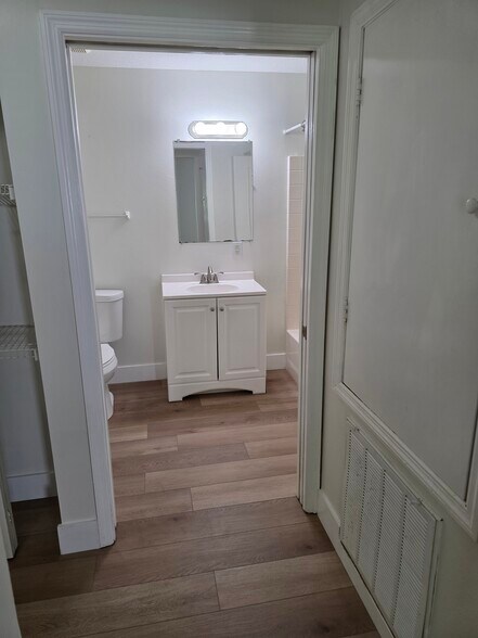 Building Photo - 512 13th Pl