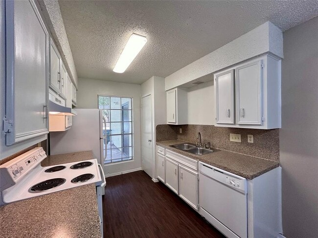 Building Photo - 1500 No Mor Cove