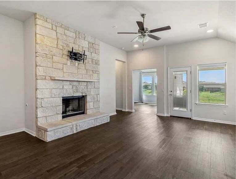 Living room - 420 Blue Oak Blvd