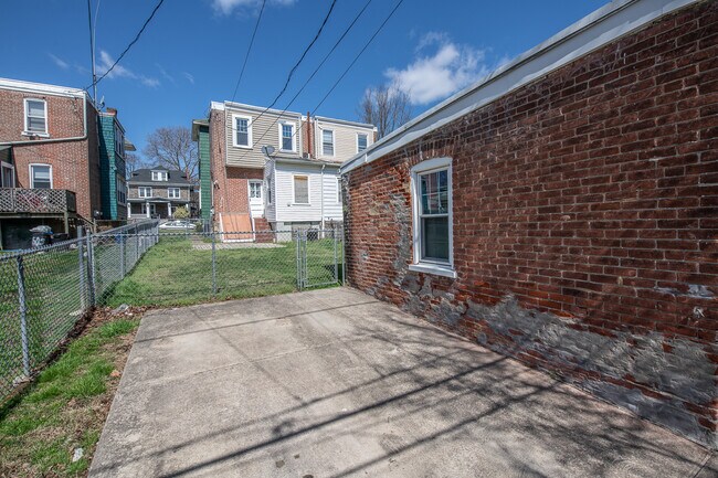 Building Photo - 505 E 19th St