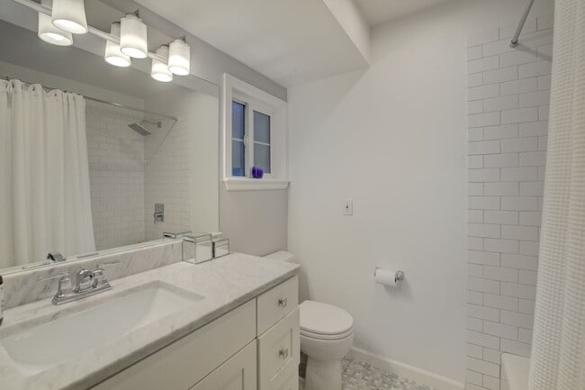 Building Photo - 3Bd/2.75Ba Sammamish Home