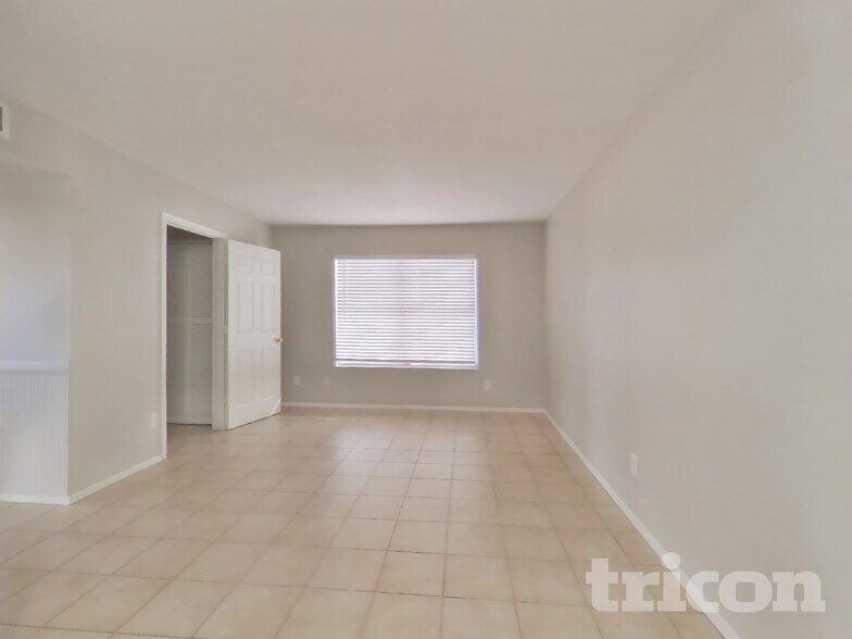 Building Photo - 1406 E Kerry Ln