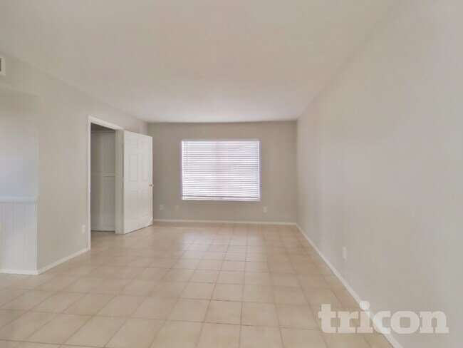 Building Photo - 1406 E Kerry Ln