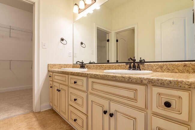 Building Photo - 2053 Dundee Way