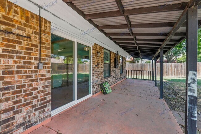 Building Photo - 1333 Mercedes St