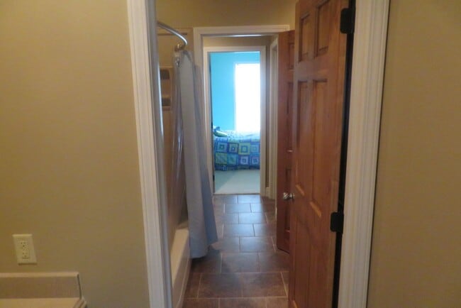 Building Photo - 442 Country Club Rd