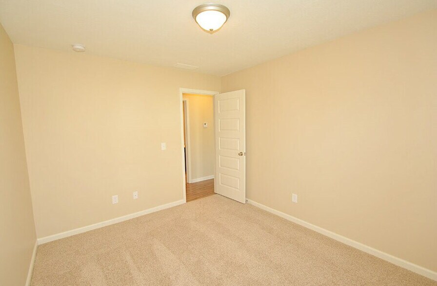 Building Photo - 4062 Magnolia Dr