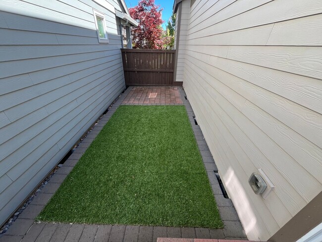 Building Photo - Spacious & Stylish Home in Desirable Betha...