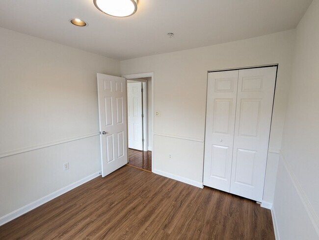 Building Photo - Renovated Townhouse in Frederick ready for...