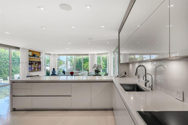Building Photo - 420 Island Dr