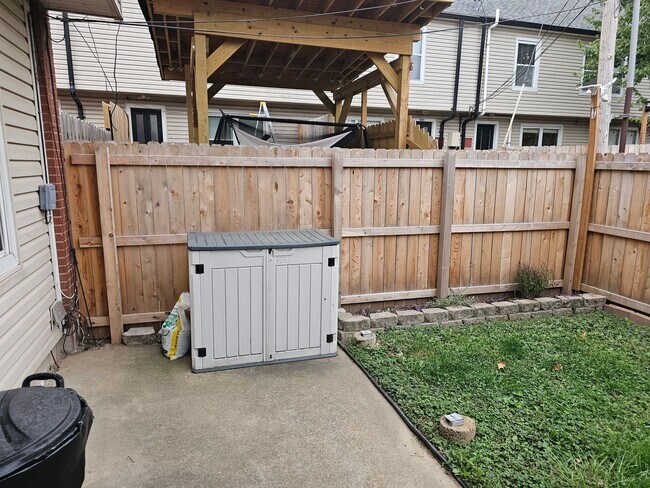 Building Photo - Wonderfully Remodeled Tri Level 3BR/2BTH Soulard Townhouse
