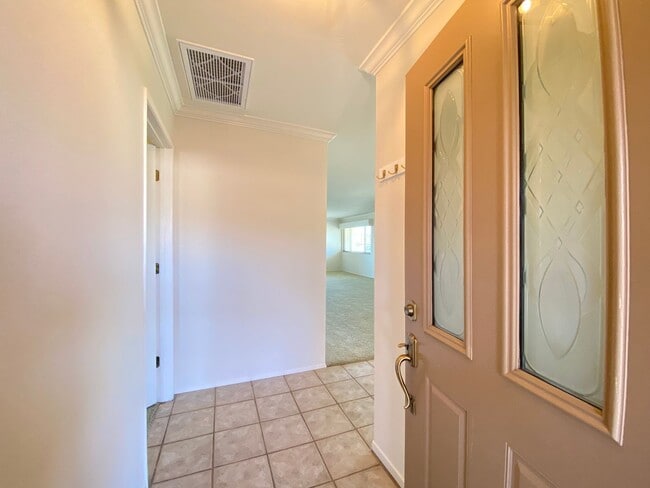 Building Photo - Beautiful corner condo in Lake San Marcos