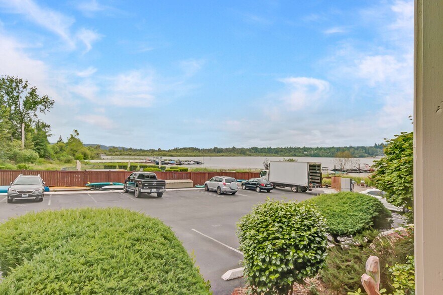 Building Photo - 4050 W Lake Sammamish Pky NE