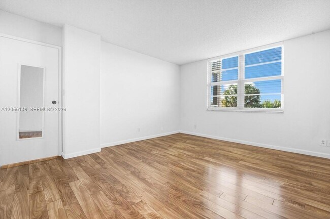 Building Photo - 250 Jacaranda Dr