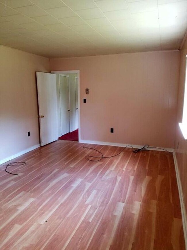 Building Photo - 1 Bedroom Freshly Painted Apartment with Bonus Room On Route 390 In Canadensis