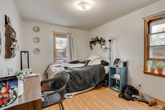 Building Photo - HUGE home with unique layout near U of MN - 5 bed 2 bath