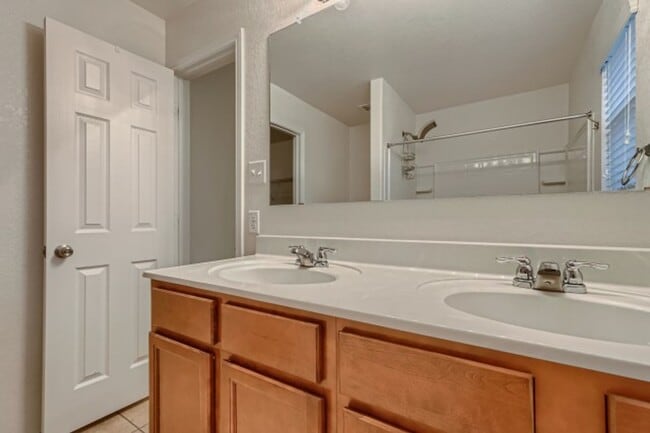 Building Photo - Stunning 3 bedroom for rent off TPC and Bu...