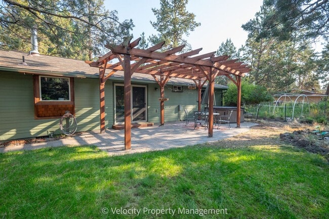 Building Photo - Beautiful home on a large half acre lot!