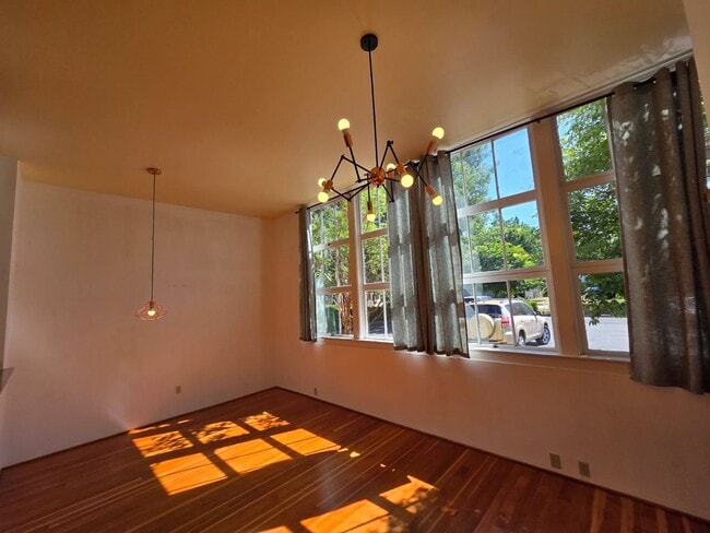 Building Photo - Studio Available in Beautiful Lincoln School