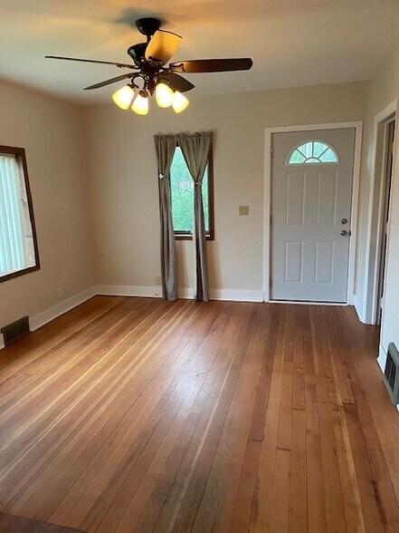 Living space - 4903 Terminal Dr