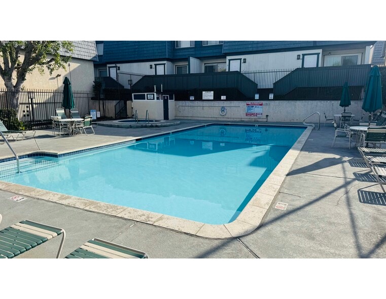 Building Photo - 18550 Hatteras St