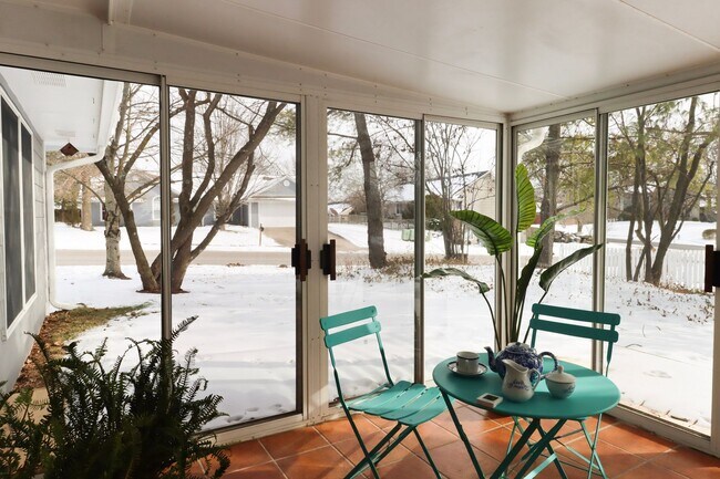 Building Photo - Bright 3BR/2BA Home in Quiet, Desirable Neighborhood with Garage!