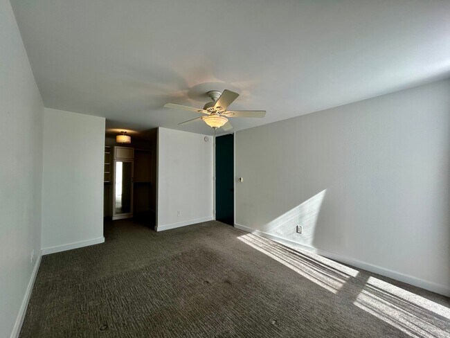 Building Photo - Prime 2 Bed, 2 Bath in La Jolla!