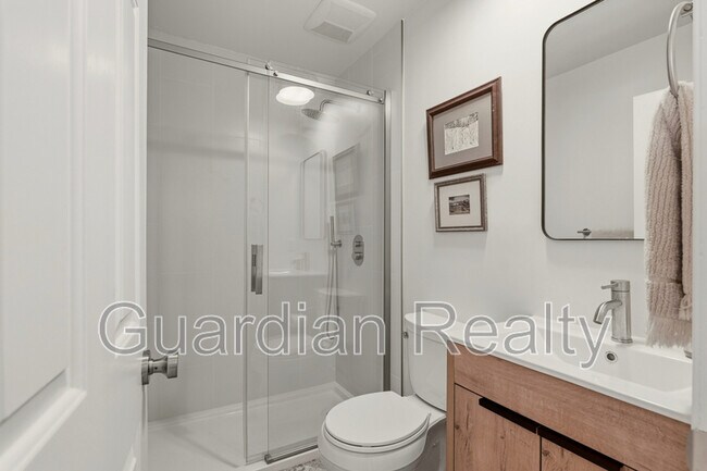 Building Photo - 3007 La Mesa Dr