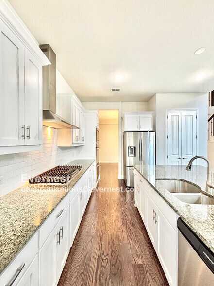 Building Photo - 566 Westwood Way Dr