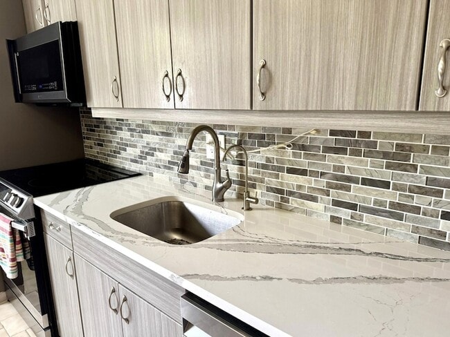 Building Photo - 1629 Riverview Rd