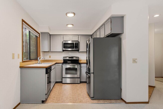 Building Photo - Beautifully Updated 2-Bedroom, 2-Bath Condo Near Downtown Kirkland