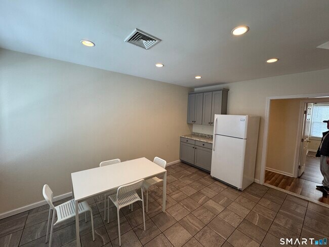 Building Photo - 423 Whalley Ave