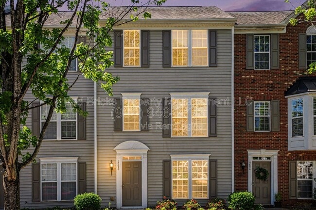 Building Photo - 15658 King Louis Ct