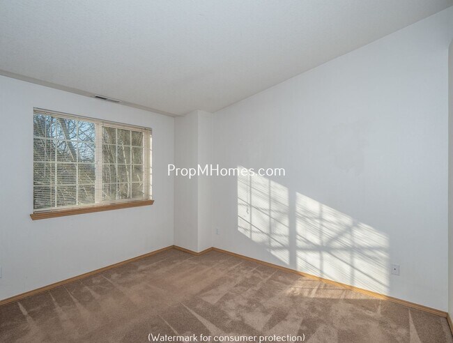 Building Photo - Two Bedroom Townhome In SE Portland w/ Lar...